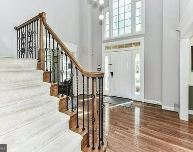 1088 Safa Street - Photo Thumbnail 3