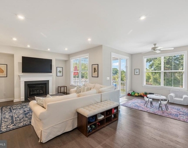 8106 Zoe Place - Photo Thumbnail 4