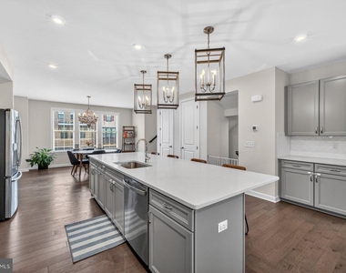 8106 Zoe Place - Photo Thumbnail 3