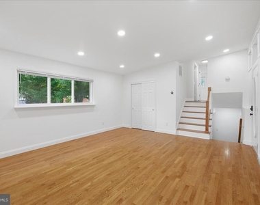 709 N Pryor Street - Photo Thumbnail 4