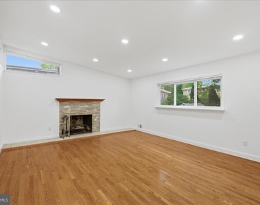 709 N Pryor Street - Photo Thumbnail 3