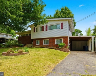 709 N Pryor Street - Photo Thumbnail 2