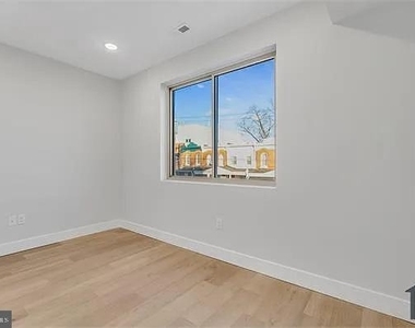 1229 W Hilton Street - Photo Thumbnail 6