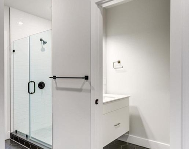 6910 Ridge Avenue - Photo Thumbnail 7