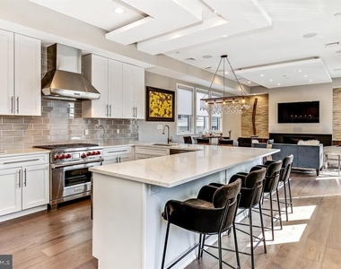 305 Green Street - Photo Thumbnail 7