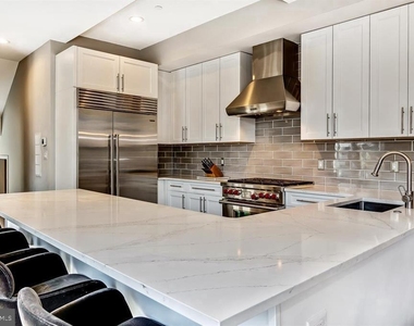 305 Green Street - Photo Thumbnail 9