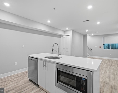 2500 N Mascher Street - Photo Thumbnail 15