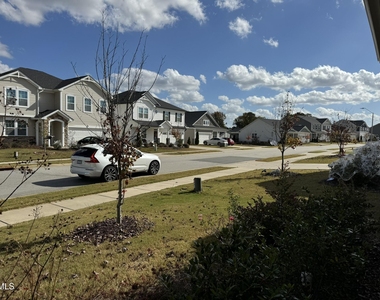 913 Briar Gate Drive - Photo Thumbnail 2