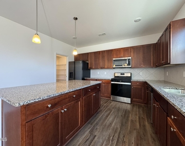 913 Briar Gate Drive - Photo Thumbnail 10