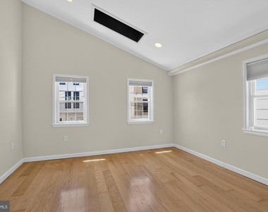 1439 E Oxford Street - Photo Thumbnail 13