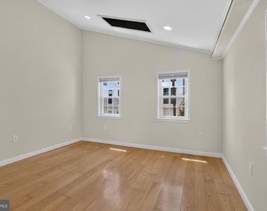 1439 E Oxford Street - Photo Thumbnail 14