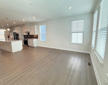 1362 Chowan Avenue - Photo Thumbnail 9