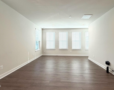 1362 Chowan Avenue - Photo Thumbnail 7