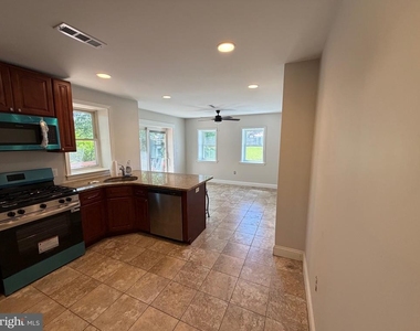 681 Summit Street - Photo Thumbnail 5