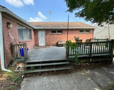411 S Walnut Street - Photo Thumbnail 3