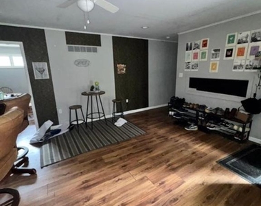 411 S Walnut Street - Photo Thumbnail 3