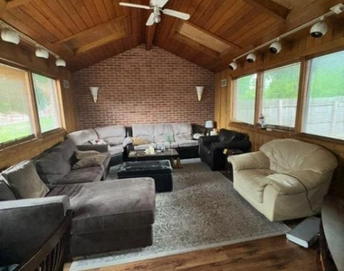 411 S Walnut Street - Photo Thumbnail 4