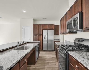 228 Park Ln - Photo Thumbnail 4