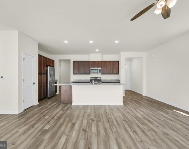 228 Park Ln - Photo Thumbnail 6