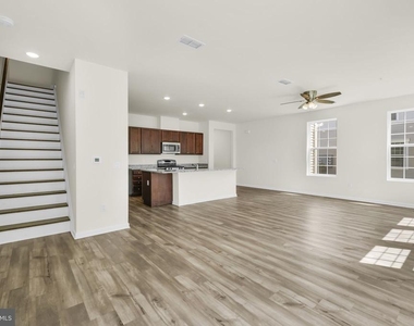 228 Park Ln - Photo Thumbnail 7
