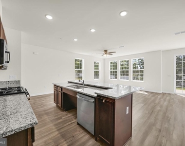 228 Park Ln - Photo Thumbnail 10