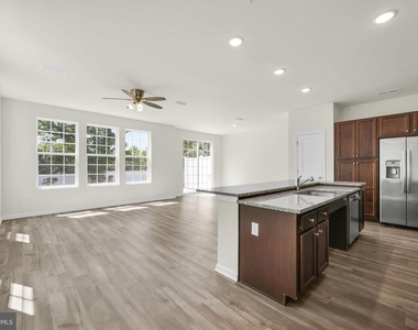 228 Park Ln - Photo Thumbnail 3