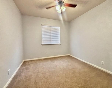 307 Green Slope Ln - Photo Thumbnail 14