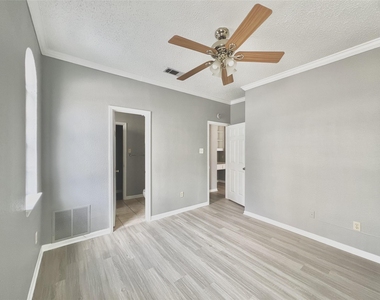 3111 Tom Green St - Photo Thumbnail 7