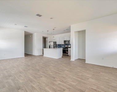 173 Balmorehea St - Photo Thumbnail 12