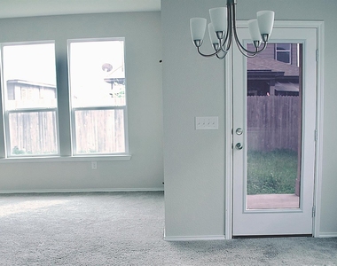 211 Pitkin Dr - Photo Thumbnail 5