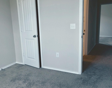 211 Pitkin Dr - Photo Thumbnail 9