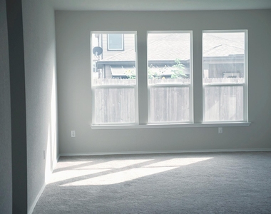 211 Pitkin Dr - Photo Thumbnail 2