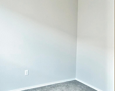 211 Pitkin Dr - Photo Thumbnail 8