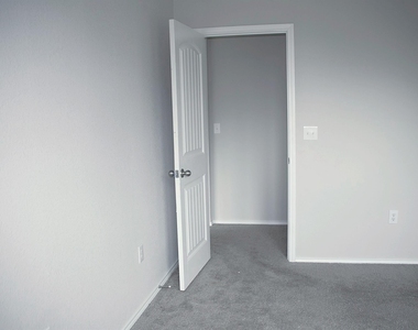 211 Pitkin Dr - Photo Thumbnail 7