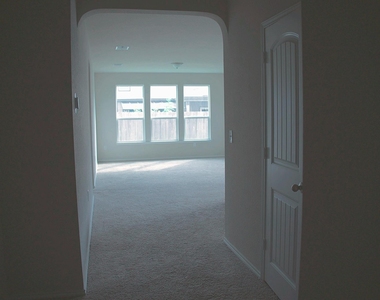 211 Pitkin Dr - Photo Thumbnail 1