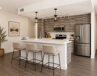 604 N Bluff Dr - Photo Thumbnail 1