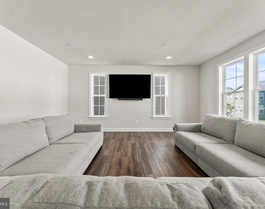11007 Meridian Hill Way - Photo Thumbnail 16