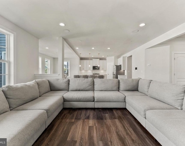 11007 Meridian Hill Way - Photo Thumbnail 8