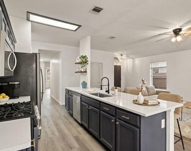903 Luke Ln - Photo Thumbnail 3