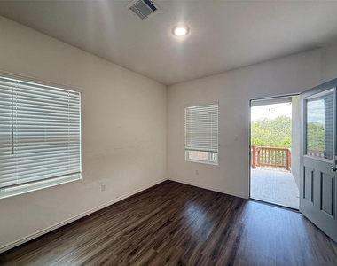 1216 Blackhaw Ln - Photo Thumbnail 2