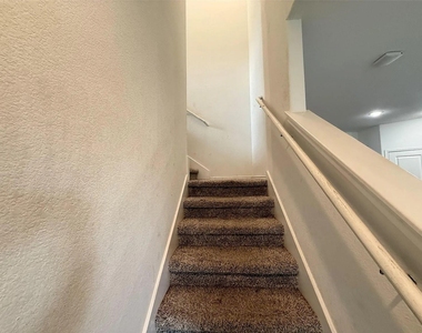 1216 Blackhaw Ln - Photo Thumbnail 18