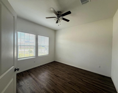 1216 Blackhaw Ln - Photo Thumbnail 15
