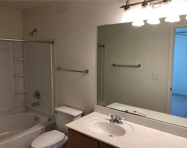 6912 Walkup Ln - Photo Thumbnail 8