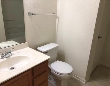 6912 Walkup Ln - Photo Thumbnail 6