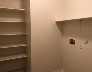 6912 Walkup Ln - Photo Thumbnail 3