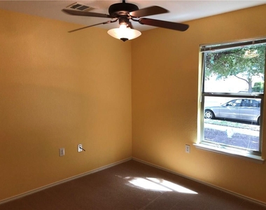 6912 Walkup Ln - Photo Thumbnail 4