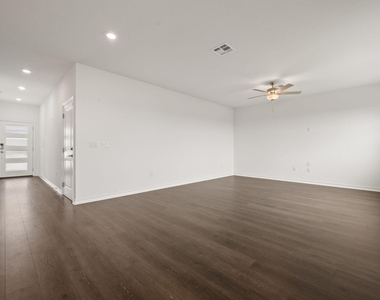 2902 Tavern Dr - Photo Thumbnail 4