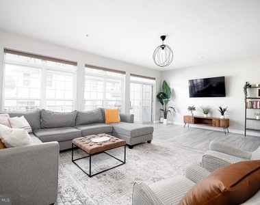 735 Perthshire Place - Photo Thumbnail 12