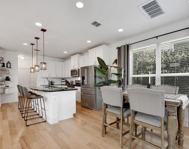 9710 Tanglemede St - Photo Thumbnail 8