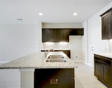 13800 Lyndhurst St - Photo Thumbnail 12